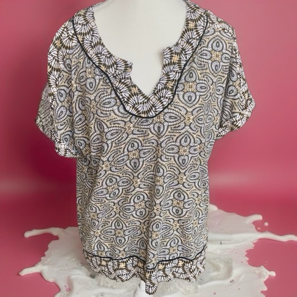 Patterned Black and White Women's Top - Picture 5 of 8
